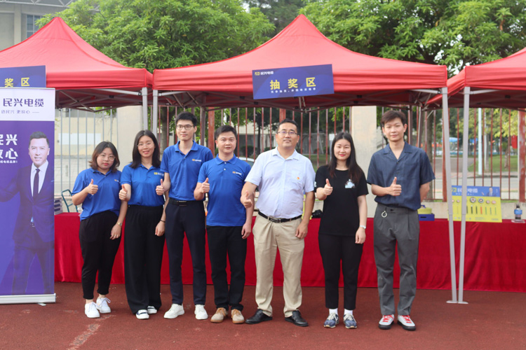 少年强则中国强，，，，，，，巅峰国际电缆连续7年为他们加油鼓励！